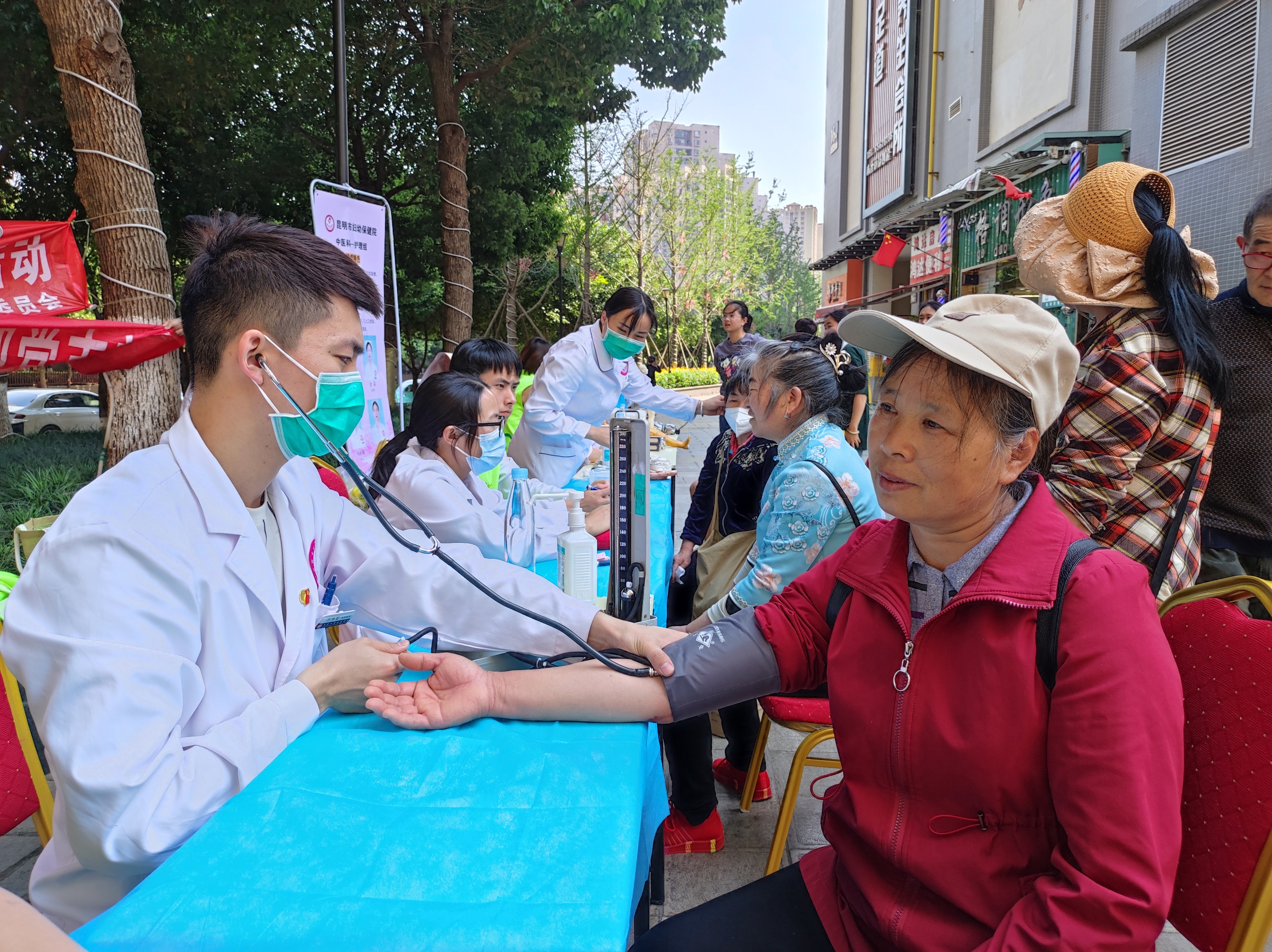 共联共建促发展,义诊服务送温暖——今年会官方网站医学院康复系党支部联合昆明市妇幼保健院中医科党支部及昆明市五华区龙院社区党委开展健康义诊活动 第 1 张 共联共建促发展,义诊服务送温暖——今年会官方网站医学院康复系党支部联合昆明市妇幼保健院中医科党支部及昆明市五华区龙院社区党委开展健康义诊活动 第 1 张