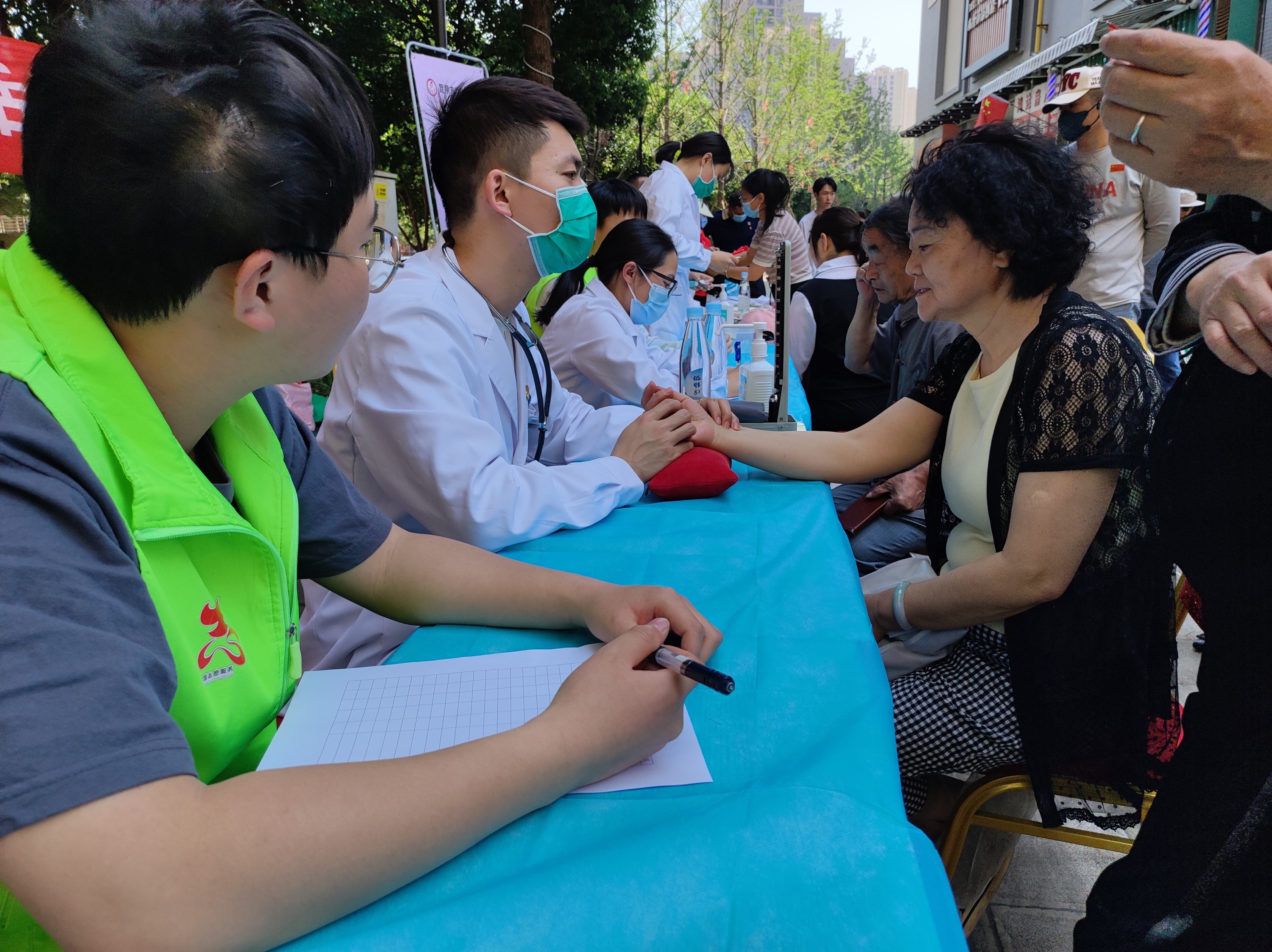 共联共建促发展,义诊服务送温暖——今年会官方网站医学院康复系党支部联合昆明市妇幼保健院中医科党支部及昆明市五华区龙院社区党委开展健康义诊活动 第 2 张 共联共建促发展,义诊服务送温暖——今年会官方网站医学院康复系党支部联合昆明市妇幼保健院中医科党支部及昆明市五华区龙院社区党委开展健康义诊活动 第 2 张