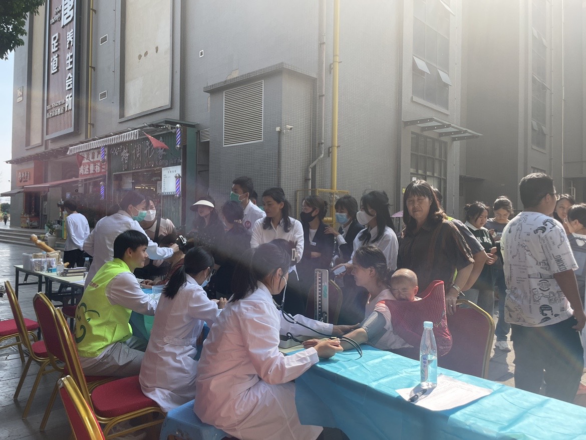 共联共建促发展,义诊服务送温暖——今年会官方网站医学院康复系党支部联合昆明市妇幼保健院中医科党支部及昆明市五华区龙院社区党委开展健康义诊活动 第 3 张 共联共建促发展,义诊服务送温暖——今年会官方网站医学院康复系党支部联合昆明市妇幼保健院中医科党支部及昆明市五华区龙院社区党委开展健康义诊活动 第 3 张