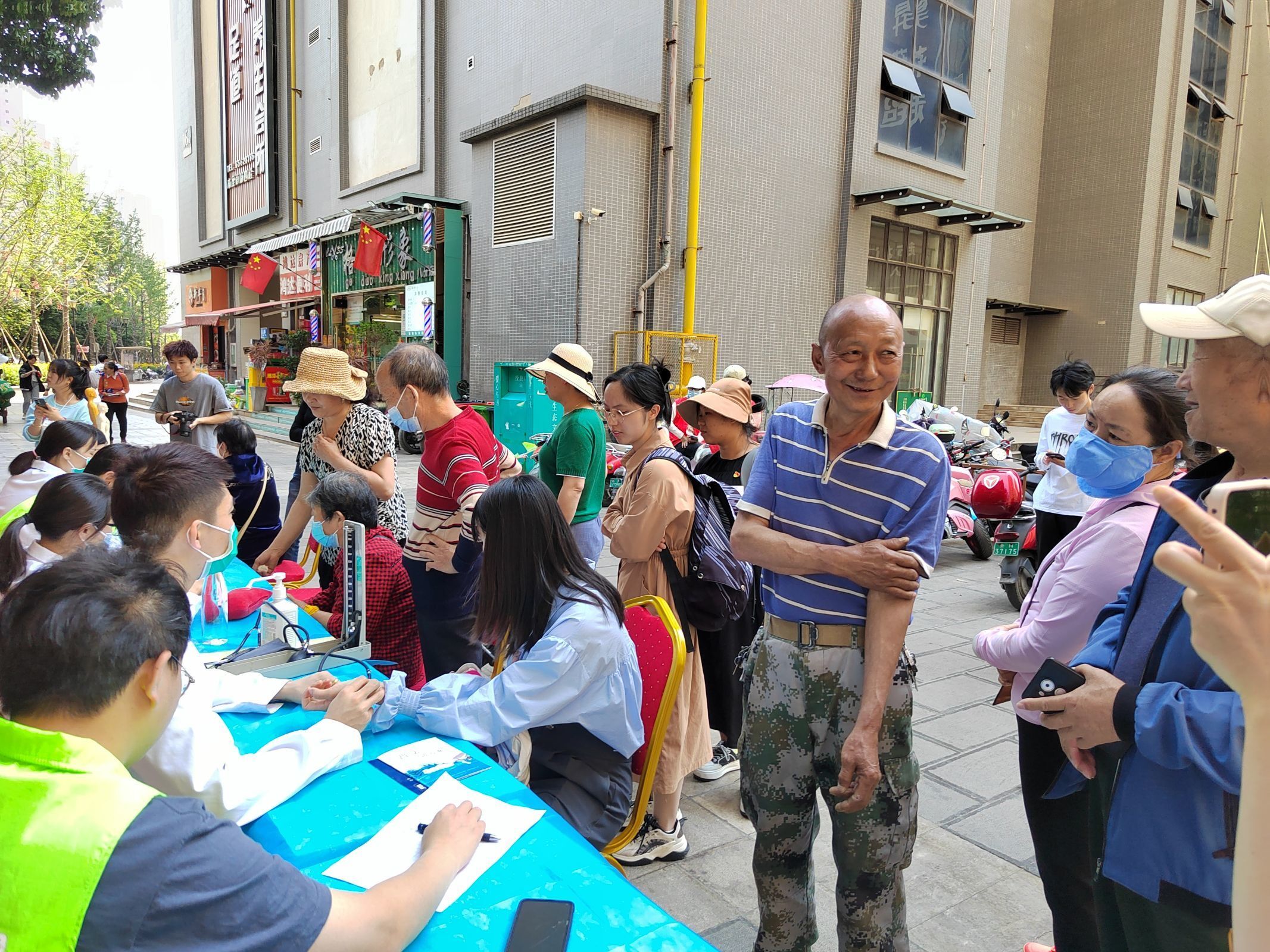 共联共建促发展,义诊服务送温暖——今年会官方网站医学院康复系党支部联合昆明市妇幼保健院中医科党支部及昆明市五华区龙院社区党委开展健康义诊活动 第 4 张 共联共建促发展,义诊服务送温暖——今年会官方网站医学院康复系党支部联合昆明市妇幼保健院中医科党支部及昆明市五华区龙院社区党委开展健康义诊活动 第 4 张
