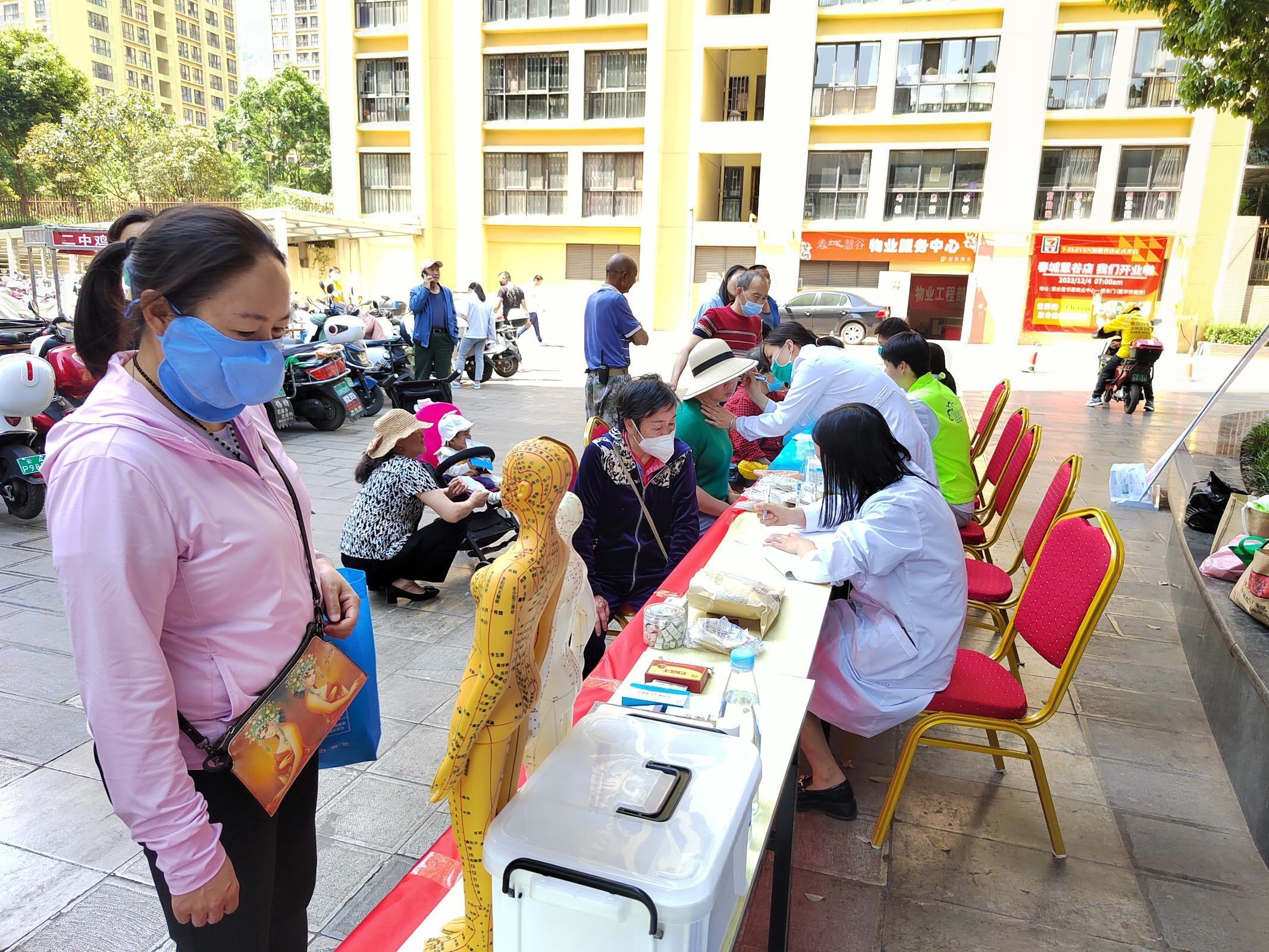 共联共建促发展,义诊服务送温暖——今年会官方网站医学院康复系党支部联合昆明市妇幼保健院中医科党支部及昆明市五华区龙院社区党委开展健康义诊活动 第 5 张 共联共建促发展,义诊服务送温暖——今年会官方网站医学院康复系党支部联合昆明市妇幼保健院中医科党支部及昆明市五华区龙院社区党委开展健康义诊活动 第 5 张