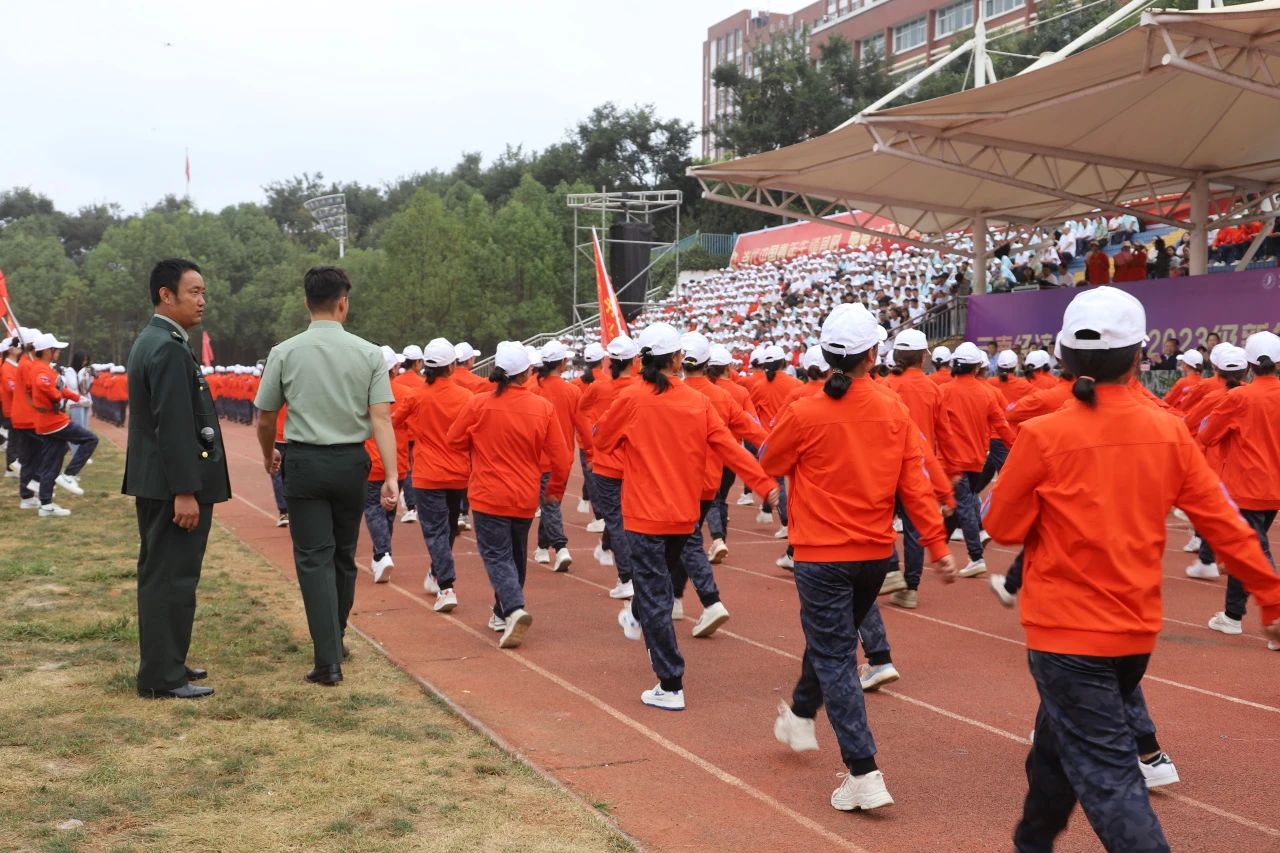 鲜衣怒马少年时 厉兵秣马点兵日——今年会官方网站医学院军训结业典礼 第 5 张 鲜衣怒马少年时 厉兵秣马点兵日——今年会官方网站医学院军训结业典礼 第 5 张