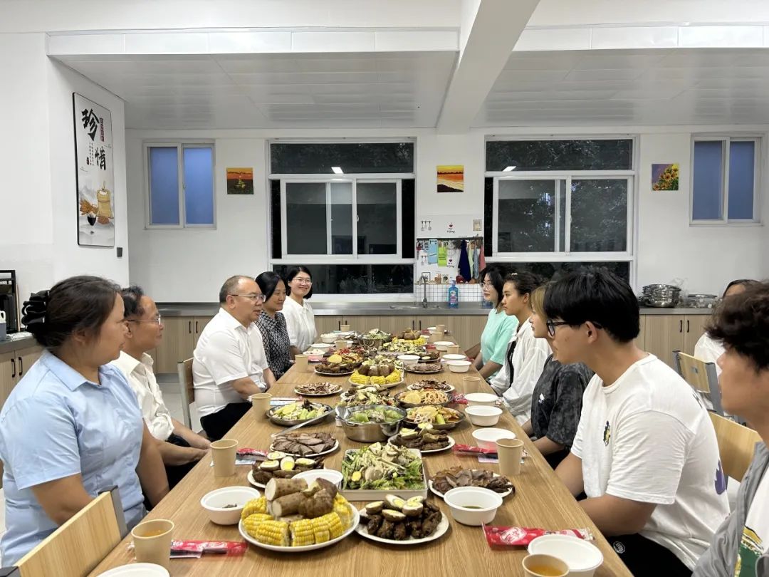 师生共融,情暖意浓——医学院举办校领导与新生“共进晚餐”活动 第 4 张 师生共融,情暖意浓——医学院举办校领导与新生“共进晚餐”活动 第 4 张