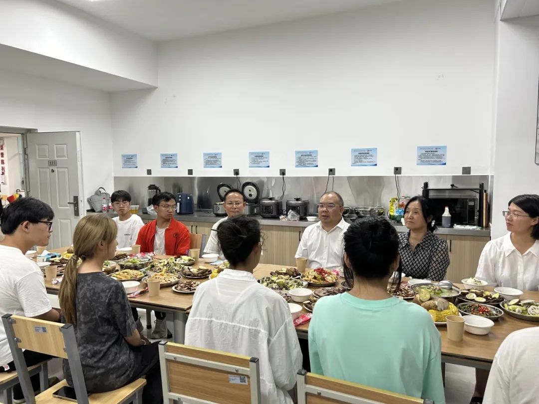 师生共融,情暖意浓——医学院举办校领导与新生“共进晚餐”活动 第 6 张 师生共融,情暖意浓——医学院举办校领导与新生“共进晚餐”活动 第 6 张