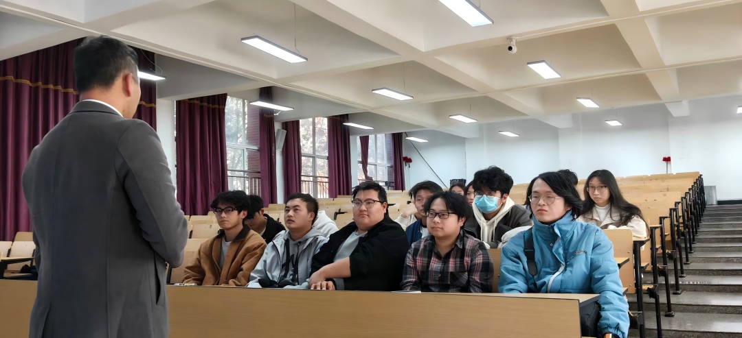 02虚拟现实技术同学们认真聆听(1).jpg 02虚拟现实技术同学们认真聆听(1).jpg