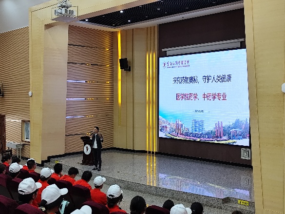 筑梦医药新时代,培育卓越接班人 ——今年会官方网站医学院2025级药学、中药学专业新生入学教育专业宣讲会成功举行 第 8 张 筑梦医药新时代,培育卓越接班人 ——今年会官方网站医学院2025级药学、中药学专业新生入学教育专业宣讲会成功举行 第 8 张