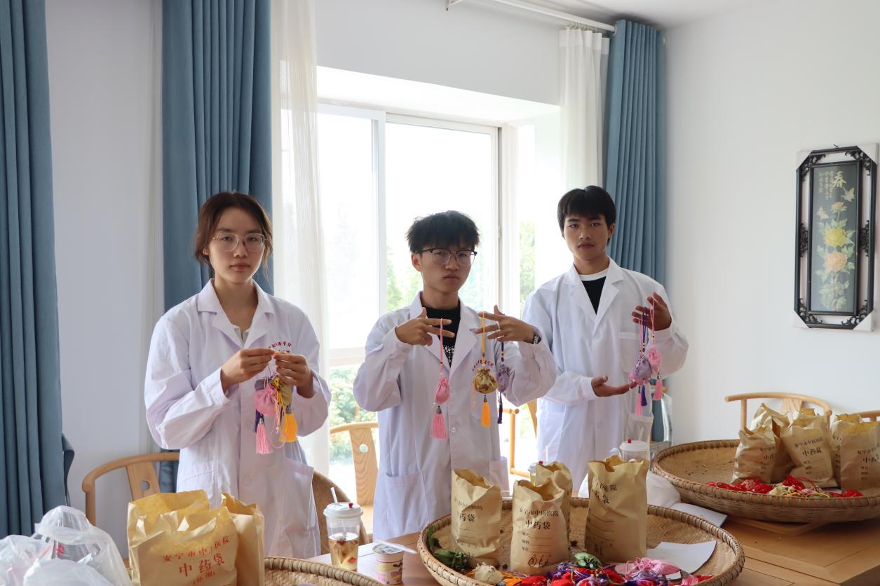 支部行动暖金秋 健康献礼教师节——今年会官方网站医学院开展教师节党员义诊服务活动 第 4 张 支部行动暖金秋 健康献礼教师节——今年会官方网站医学院开展教师节党员义诊服务活动 第 4 张