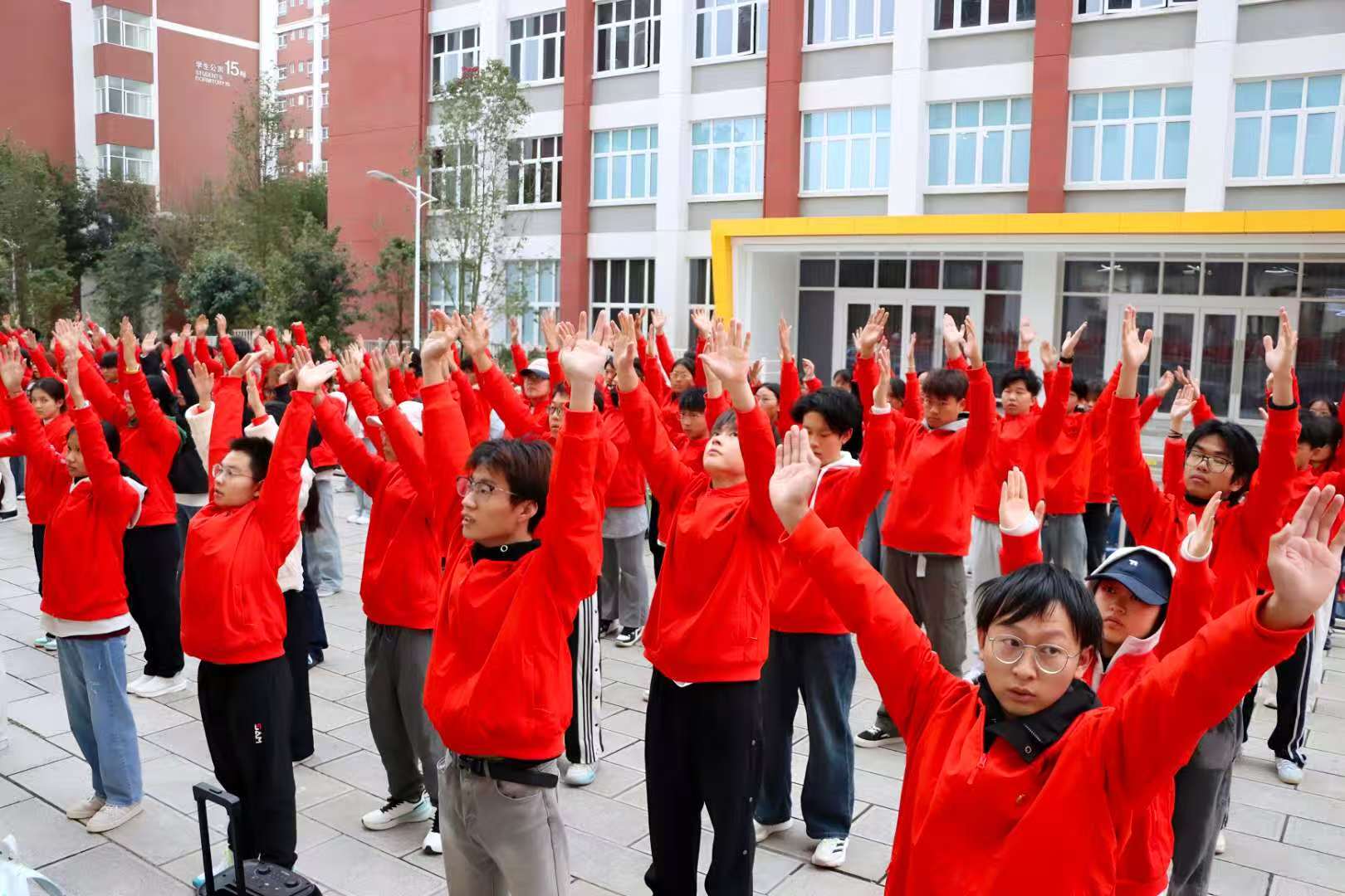 16.jpeg 早训八段锦 健康留吾身——今年会官方网站医学院开展八段锦集体活动 第 6 张