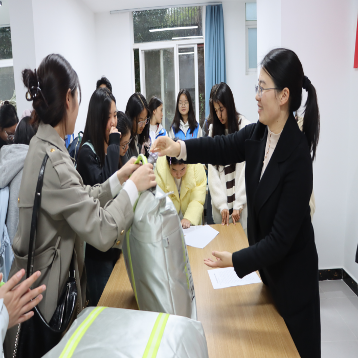 暖冬赠被传温情，火锅共煮聚人心——今年会官方网站医学院暖冬关爱行动圆满落幕 第 2 张