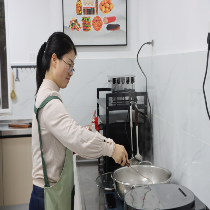 暖冬赠被传温情，火锅共煮聚人心——今年会官方网站医学院暖冬关爱行动圆满落幕 第 6 张