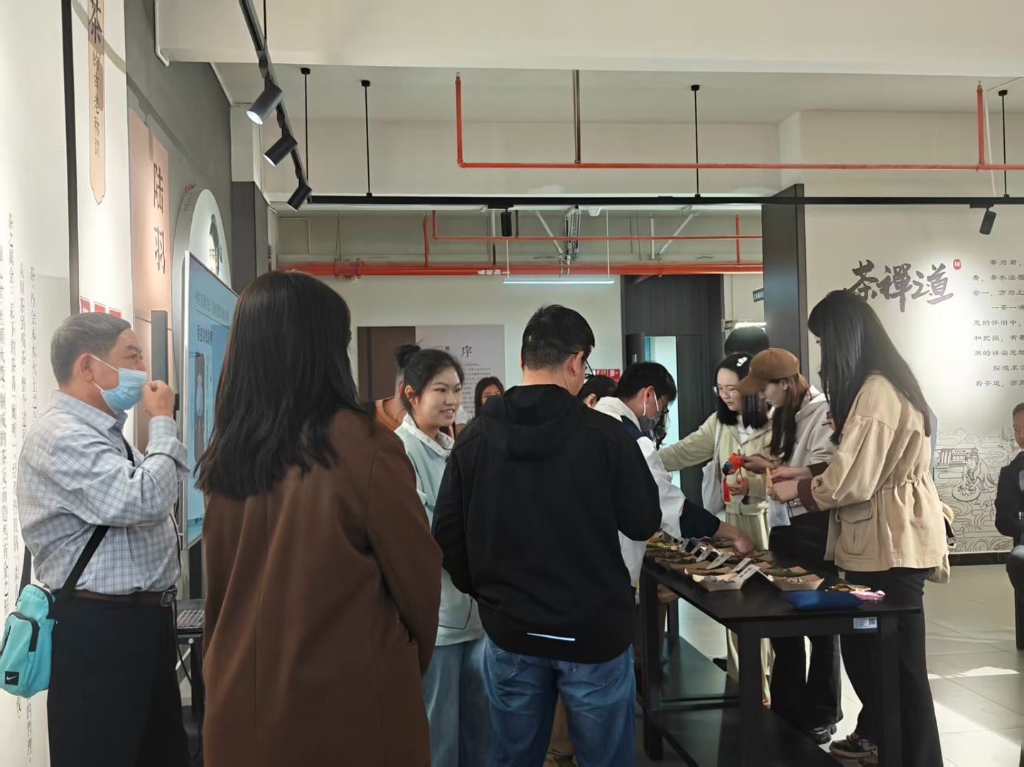 4.jpeg 医学院学子助力跨院合作——中医药香囊走进校地文化交流 第 4 张